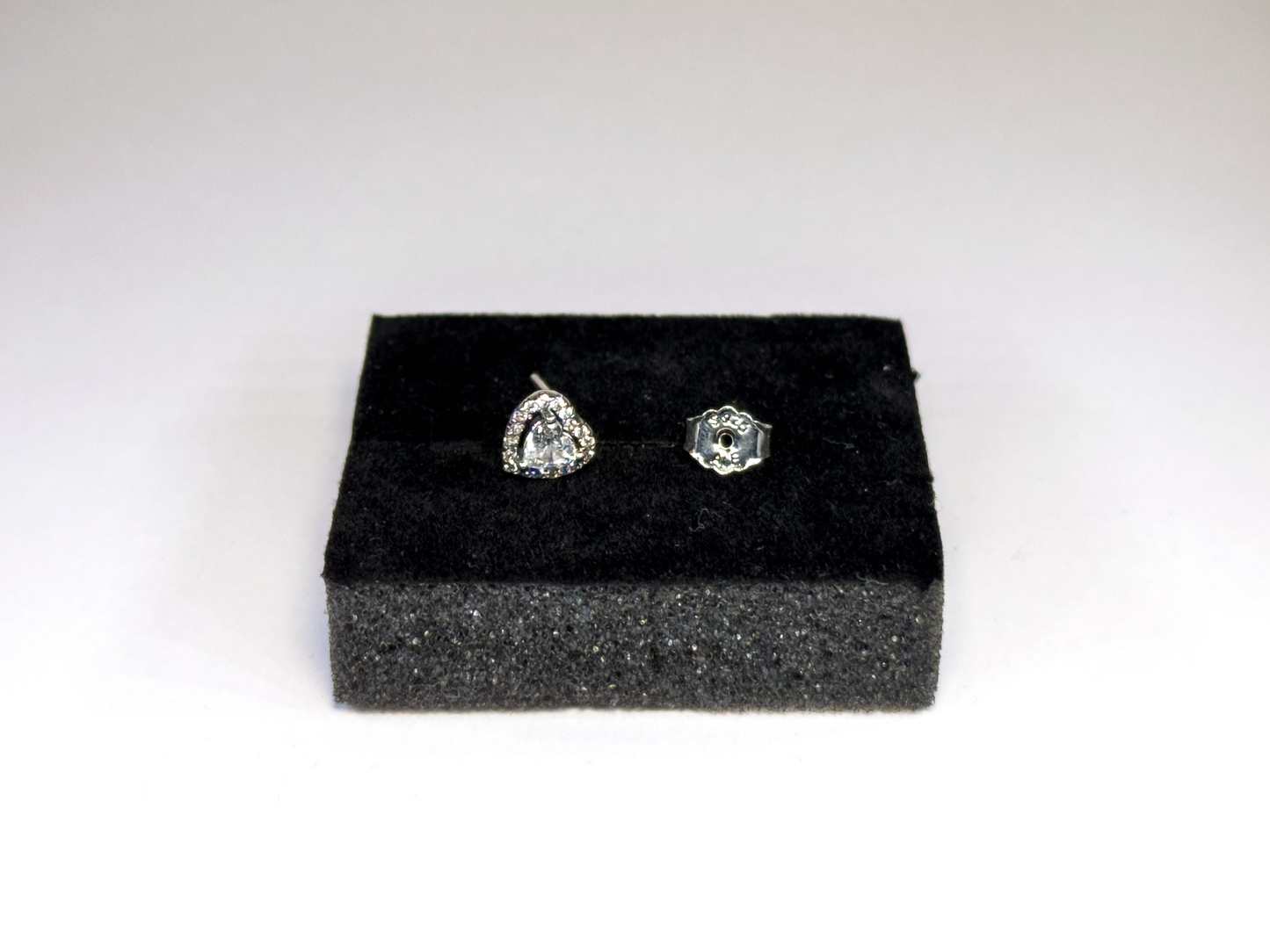 Pandora Naušnice s Uzdignutim Srcem (Srebro 925)