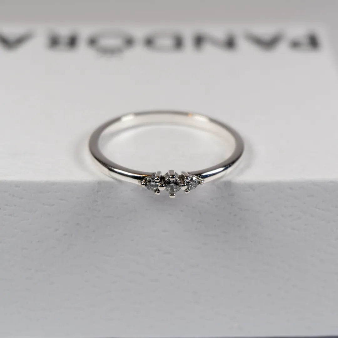 Pandora Prsten Tri Sjajna Cirkona (Srebro 925)