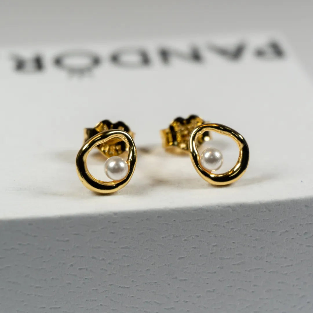 Pandora Essence Naušnice sa Biserom (Posebna Pandora legura metala s 14k pozlatom)