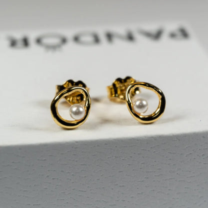 Pandora Essence Naušnice sa Biserom (Posebna Pandora legura metala s 14k pozlatom)