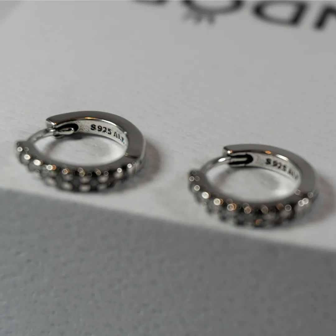 Pandora Timeless Svjetlucave Huggie Alka Naušnice (Srebro 925)