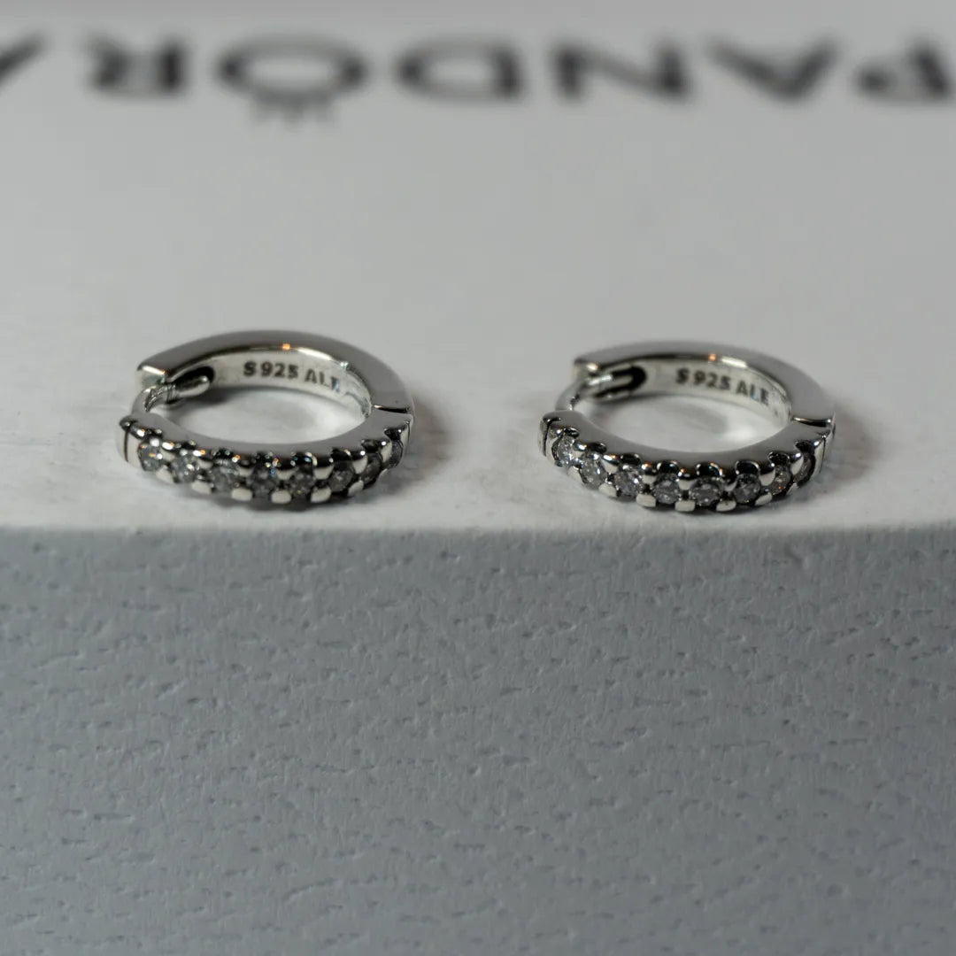 Pandora Timeless Svjetlucave Huggie Alka Naušnice (Srebro 925)