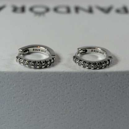 Pandora Timeless Svjetlucave Huggie Alka Naušnice (Srebro 925)