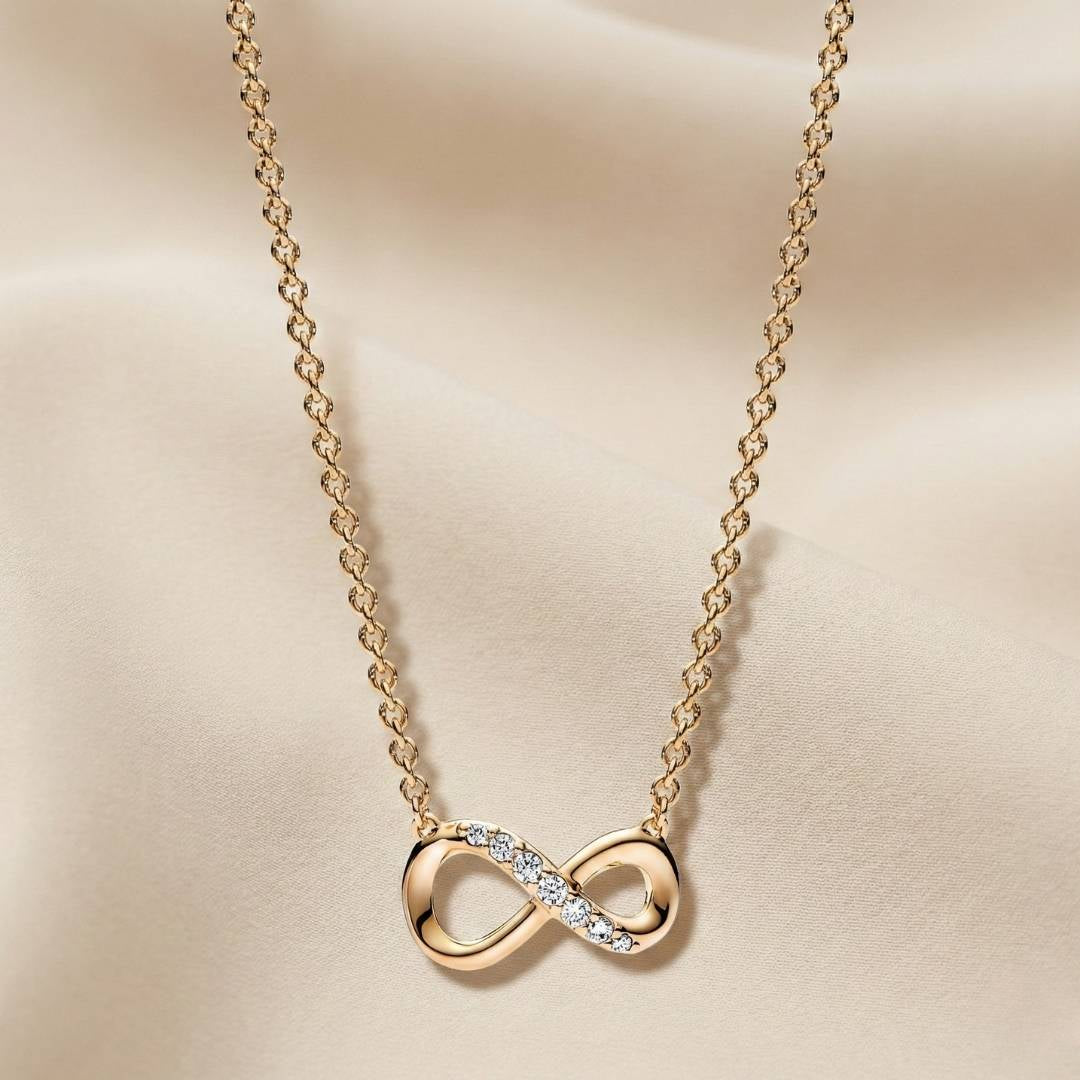 Pandora Ogrlica Sparkling Infinity Collier – Simbol Beskonačnosti (Posebna Pandora legura metala s 14k pozlatom)