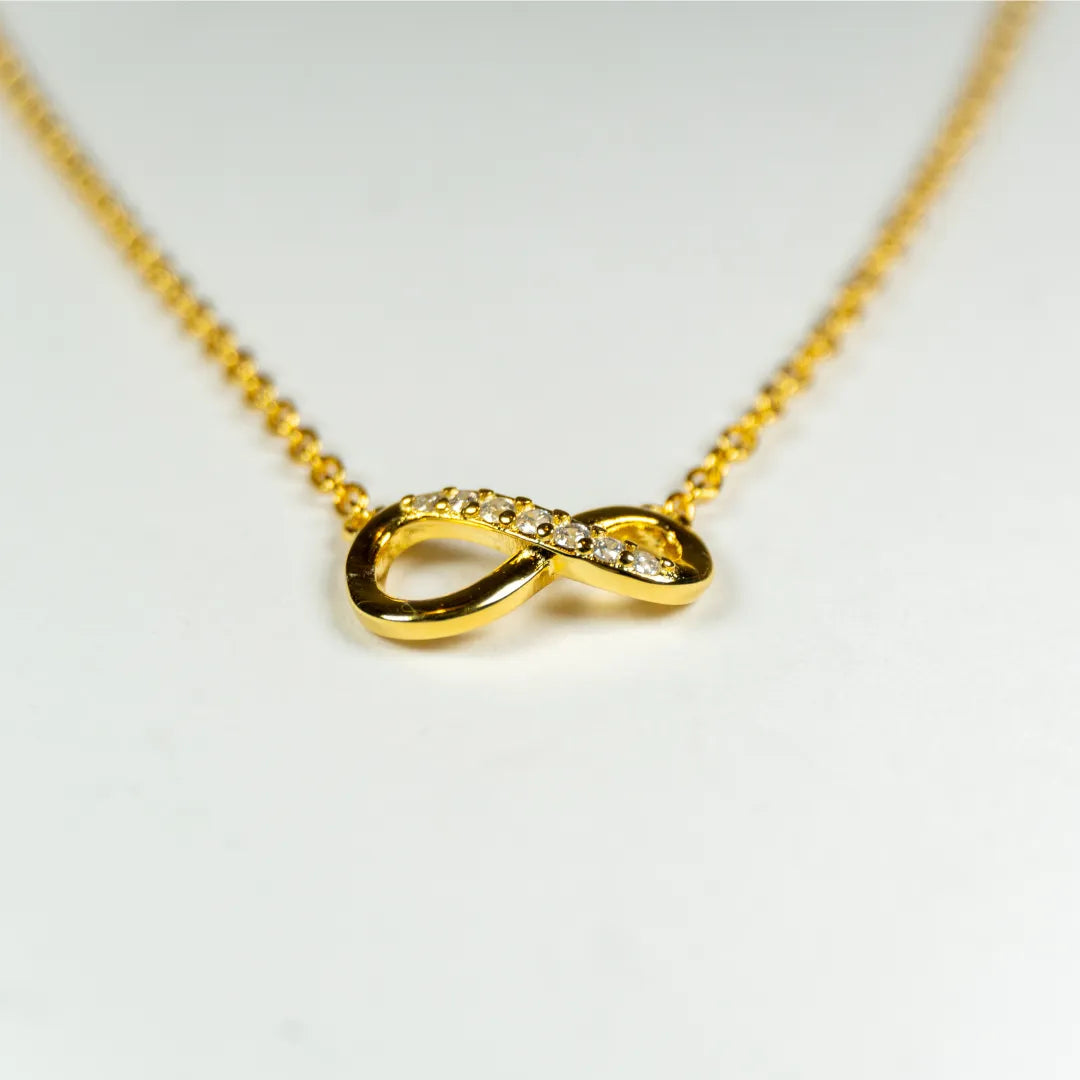 Pandora Ogrlica Sparkling Infinity Collier – Simbol Beskonačnosti (Posebna Pandora legura metala s 14k pozlatom)