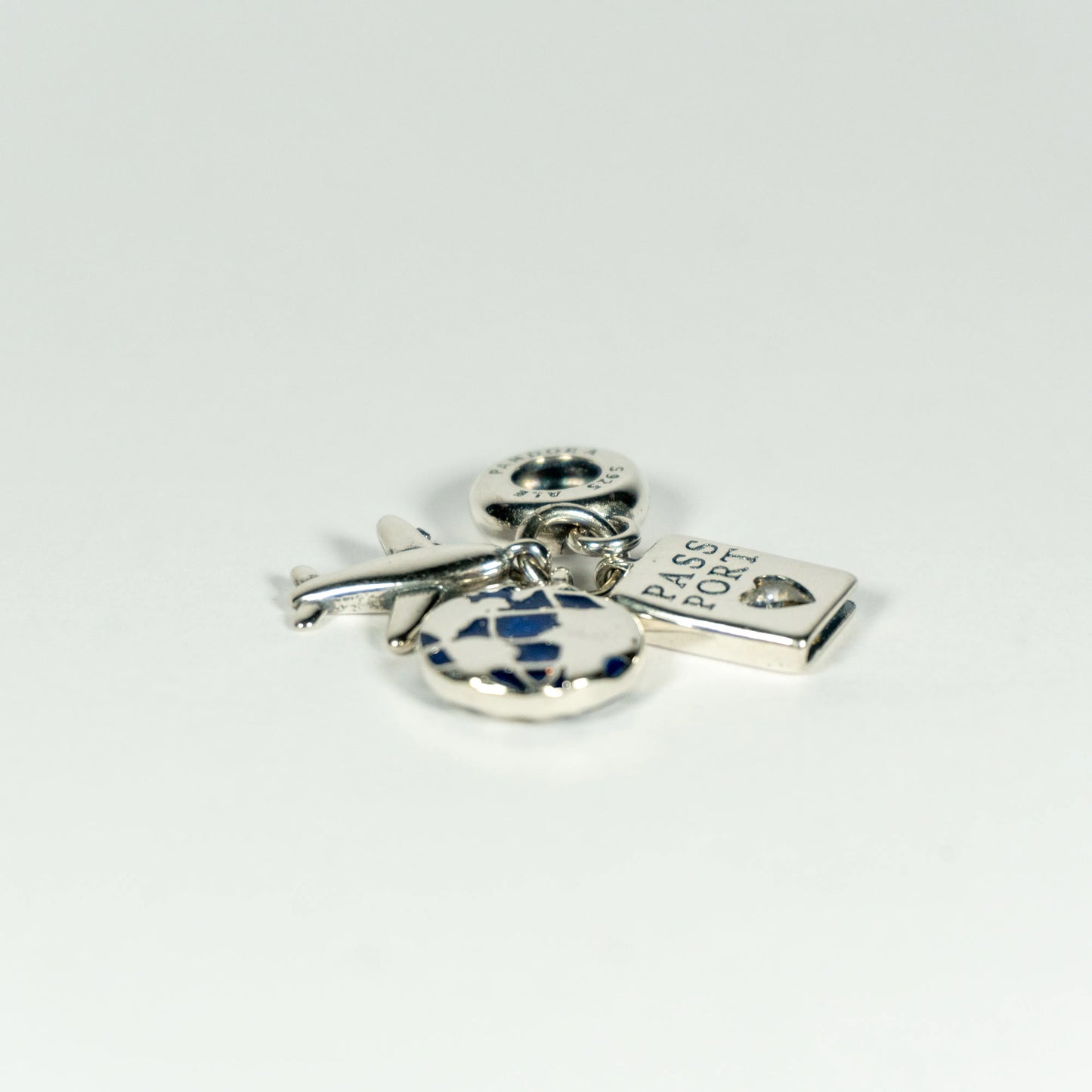 Pandora Privjesak Putovanje – Zrakoplov, Globus i Putovnica (Srebro 925)