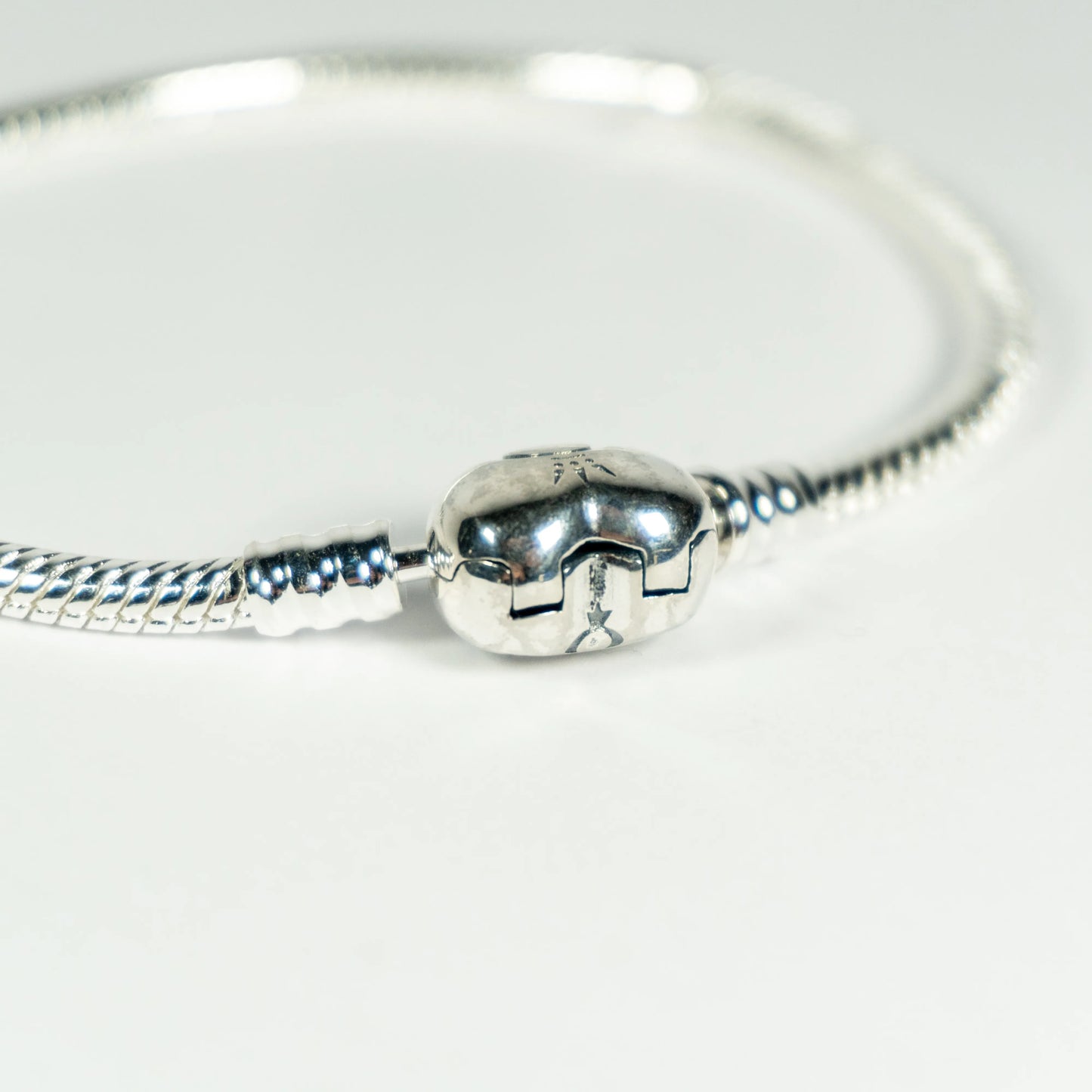 Pandora Narukvica sa srcolikom kopčom (Srebro 925)