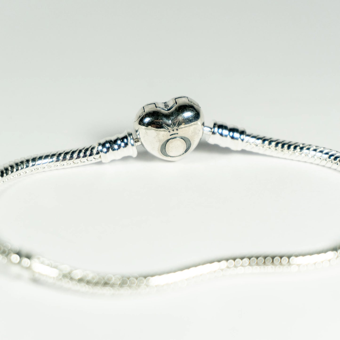 Pandora Narukvica sa srcolikom kopčom (Srebro 925)