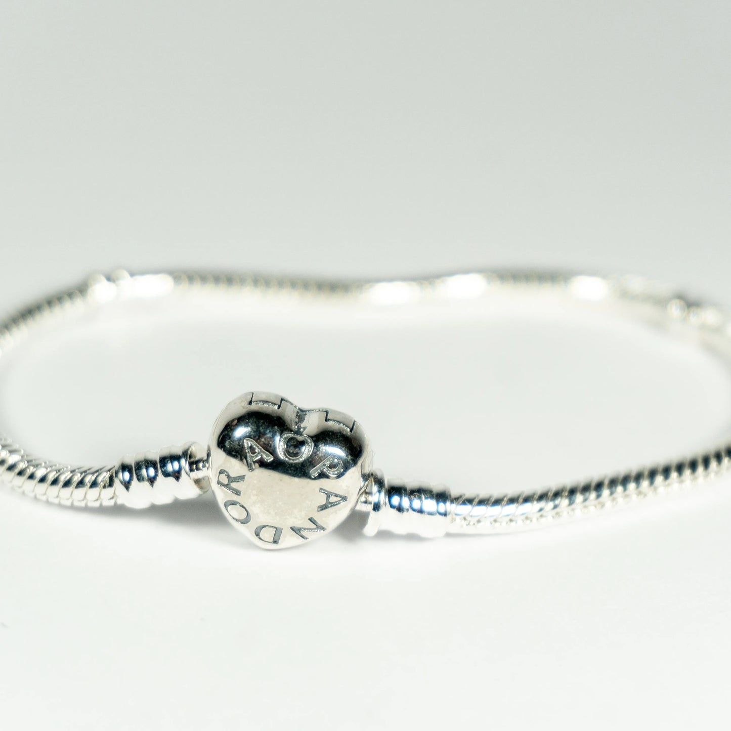 Pandora Narukvica sa srcolikom kopčom (Srebro 925)