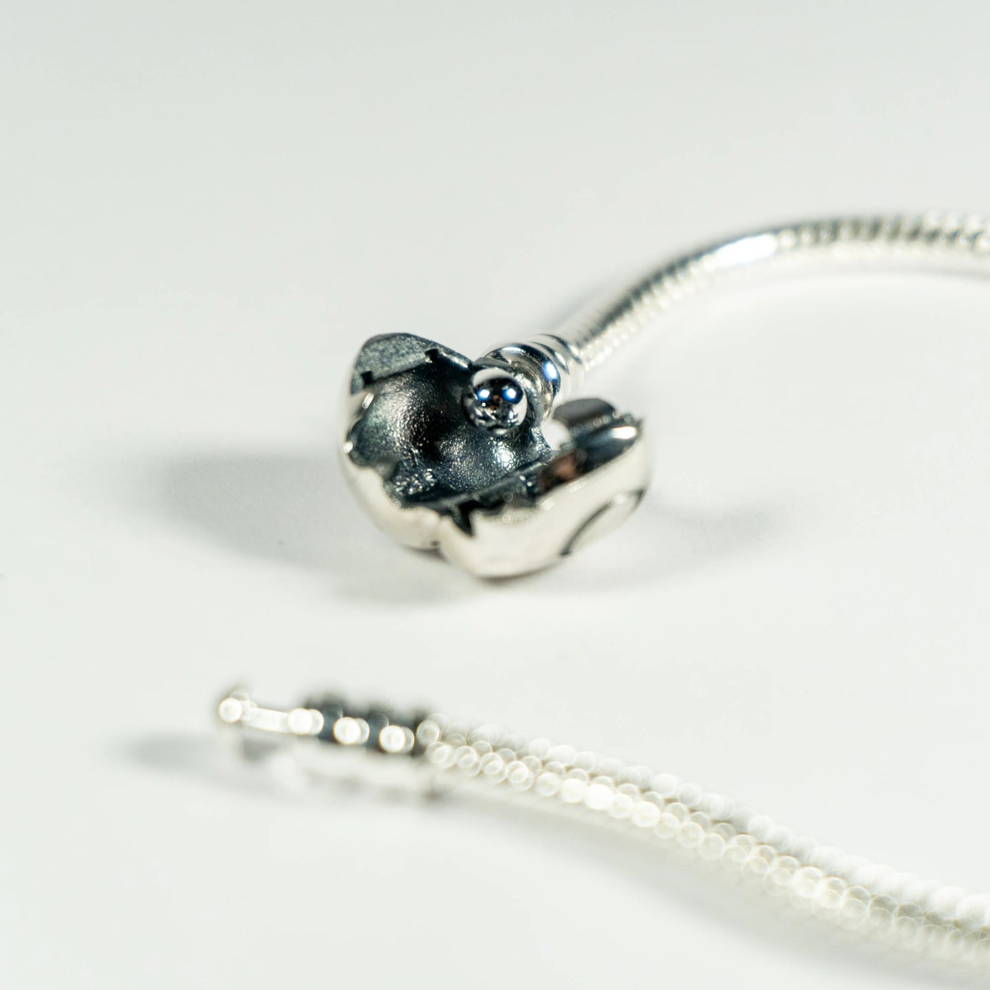 Pandora Narukvica sa srcolikom kopčom (Srebro 925)