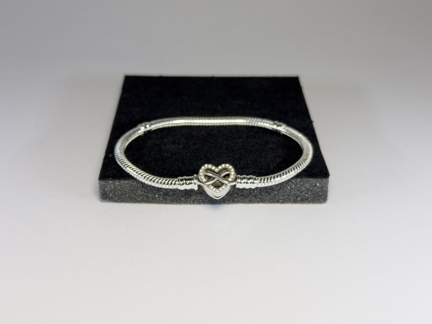 Pandora Narukvica sa zmijskim vezom & blistavom srčanom kopčom (Srebro 925)