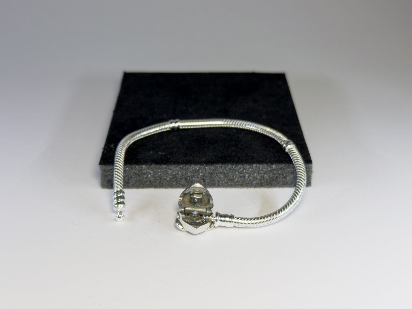 Pandora Narukvica sa zmijskim vezom & blistavom srčanom kopčom (Srebro 925)