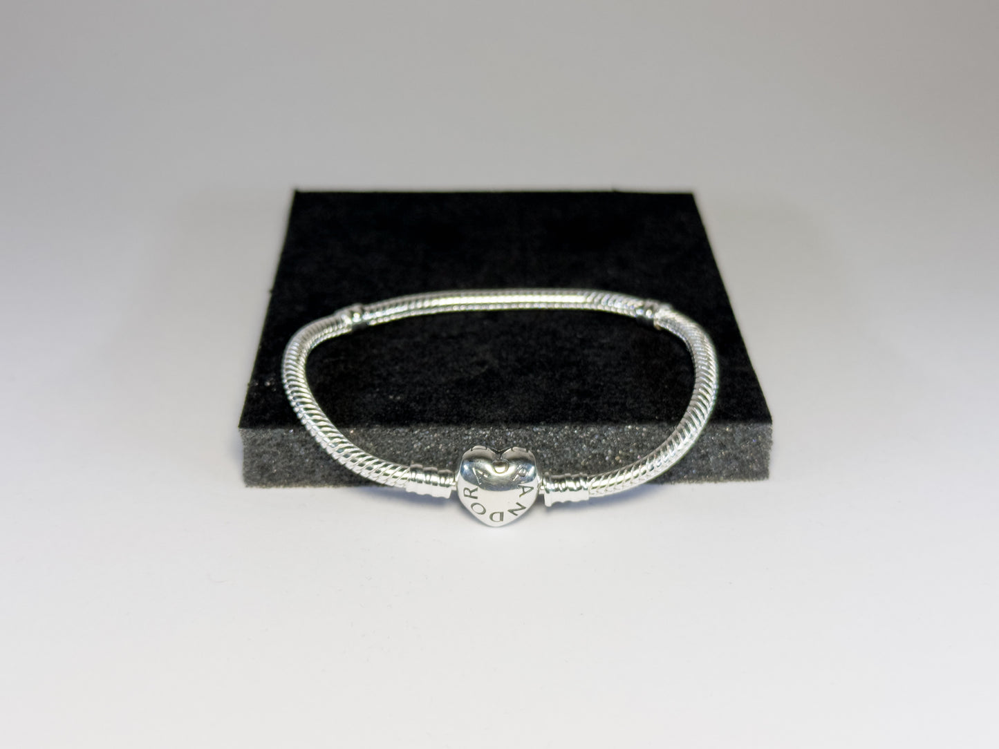 Pandora Narukvica sa srcolikom kopčom (Srebro 925)