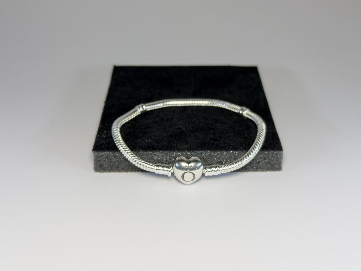 Pandora Narukvica sa srcolikom kopčom (Srebro 925)
