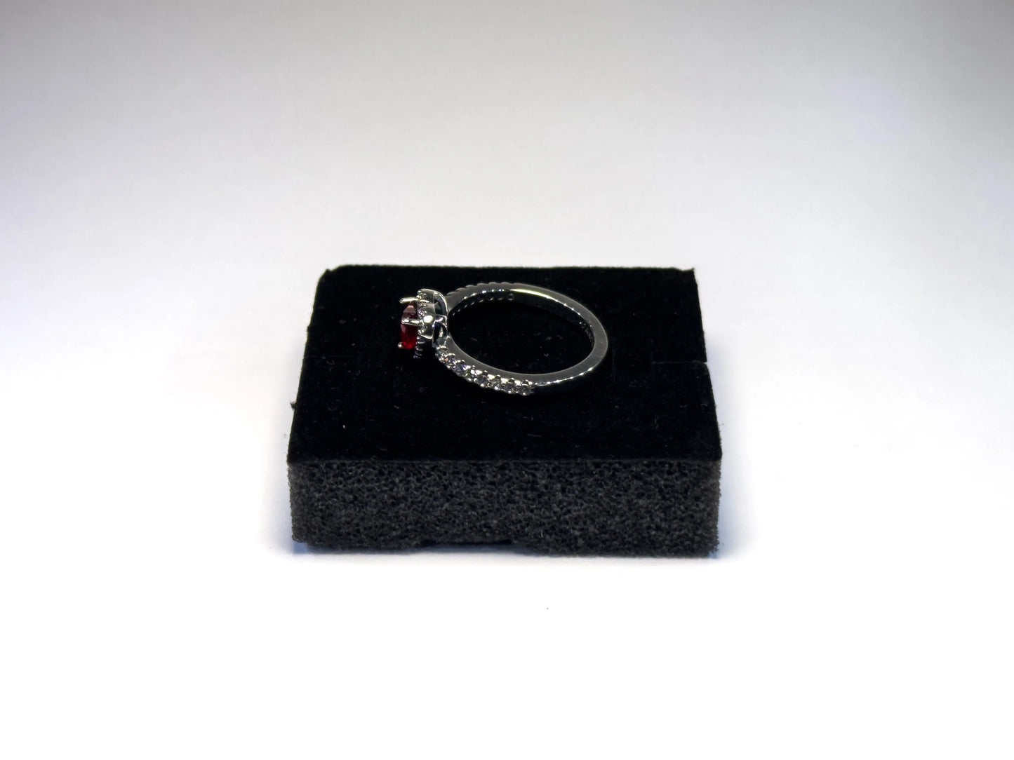 Pandora Prsten “Povišeno Crveno Srce” (Srebro 925)