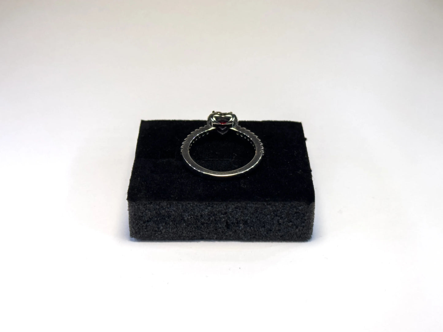 Pandora Prsten “Povišeno Crveno Srce” (Srebro 925)