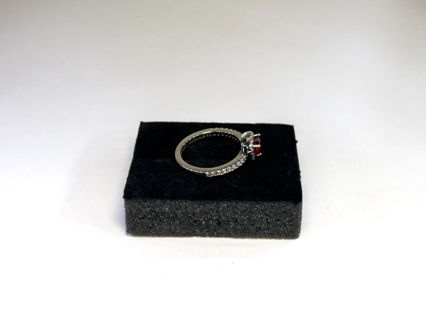 Pandora Prsten “Povišeno Crveno Srce” (Srebro 925)