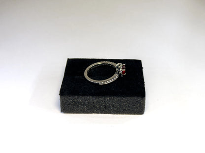 Pandora Prsten “Povišeno Crveno Srce” (Srebro 925)