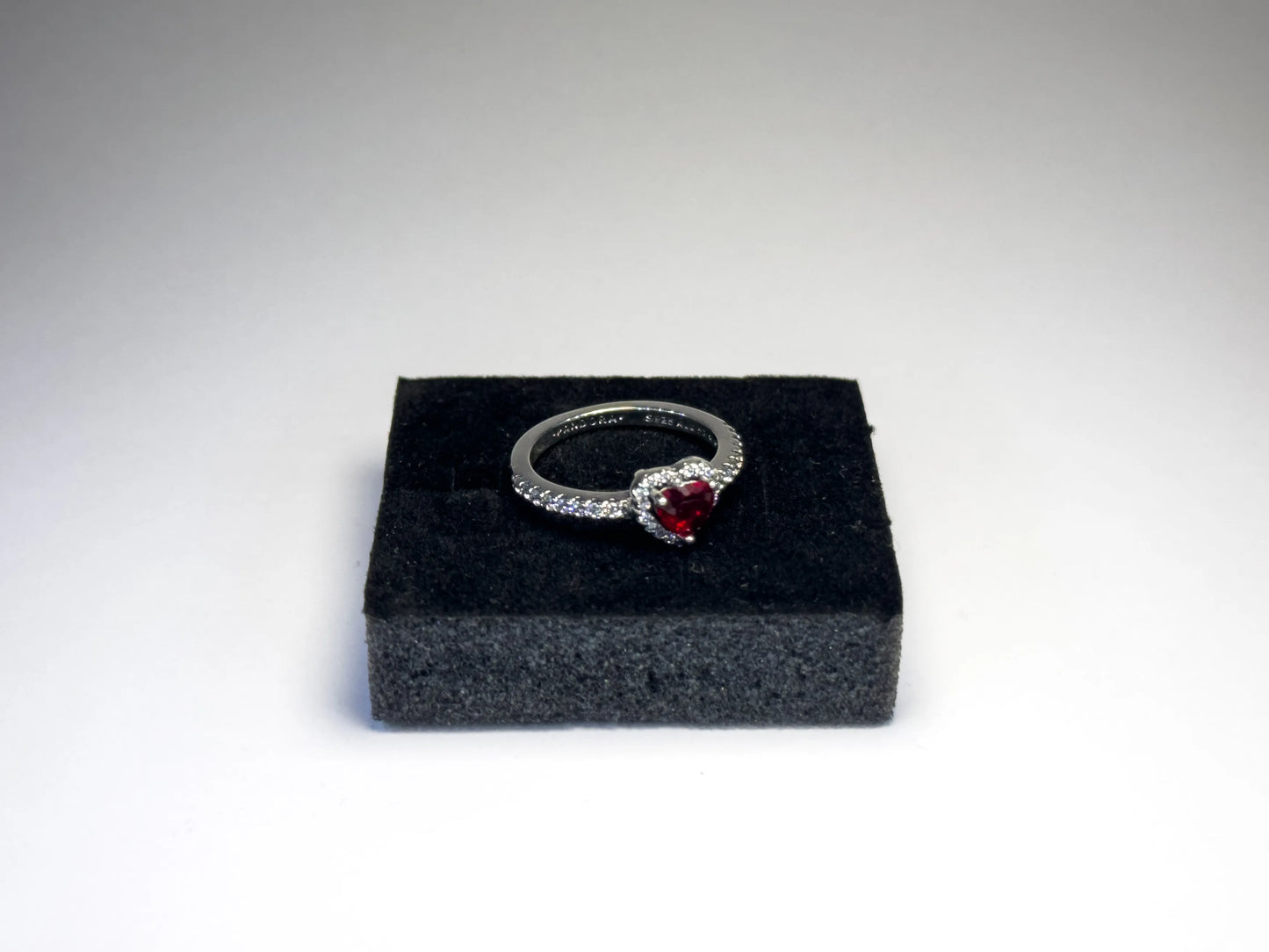 Pandora Prsten “Povišeno Crveno Srce” (Srebro 925)